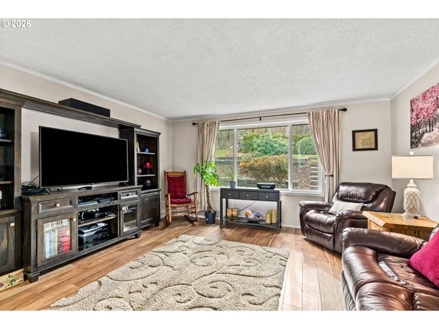 7027 S E St, Springfield, OR 97478