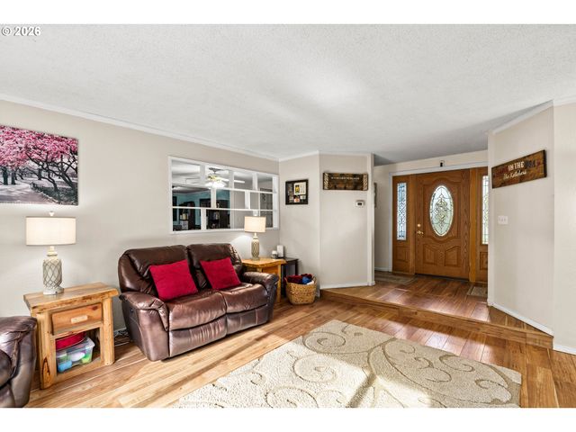 7027 S E St, Springfield, OR 97478