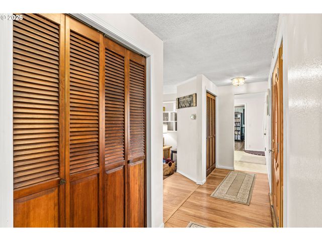 7027 S E St, Springfield, OR 97478