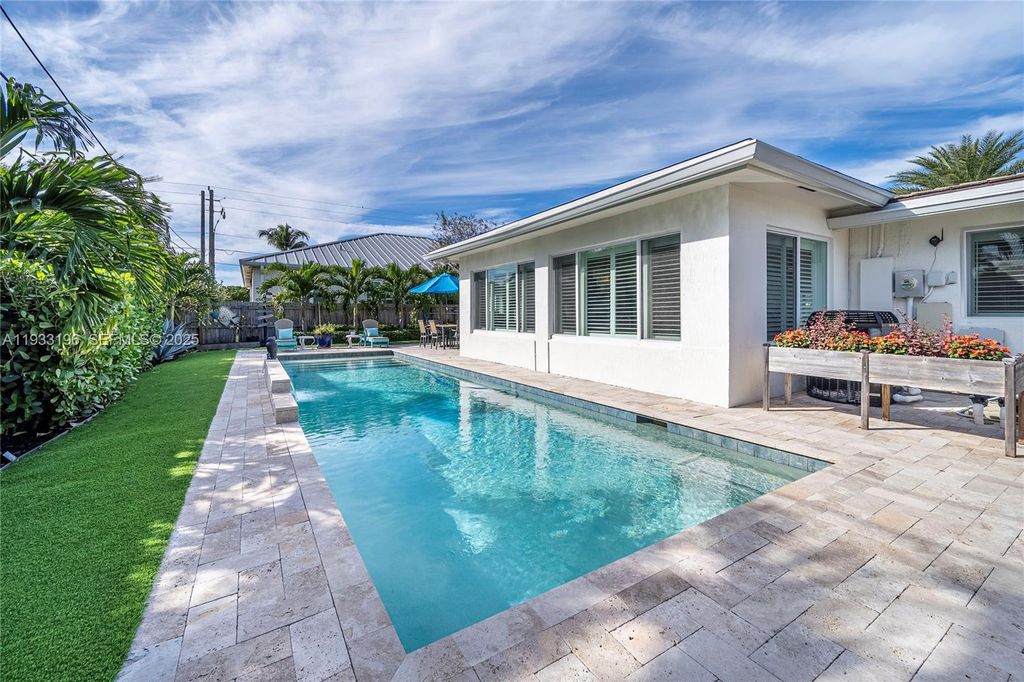 Image 11 of property listing at 2832 NE 34th St, Lighthouse Point, FL 33064