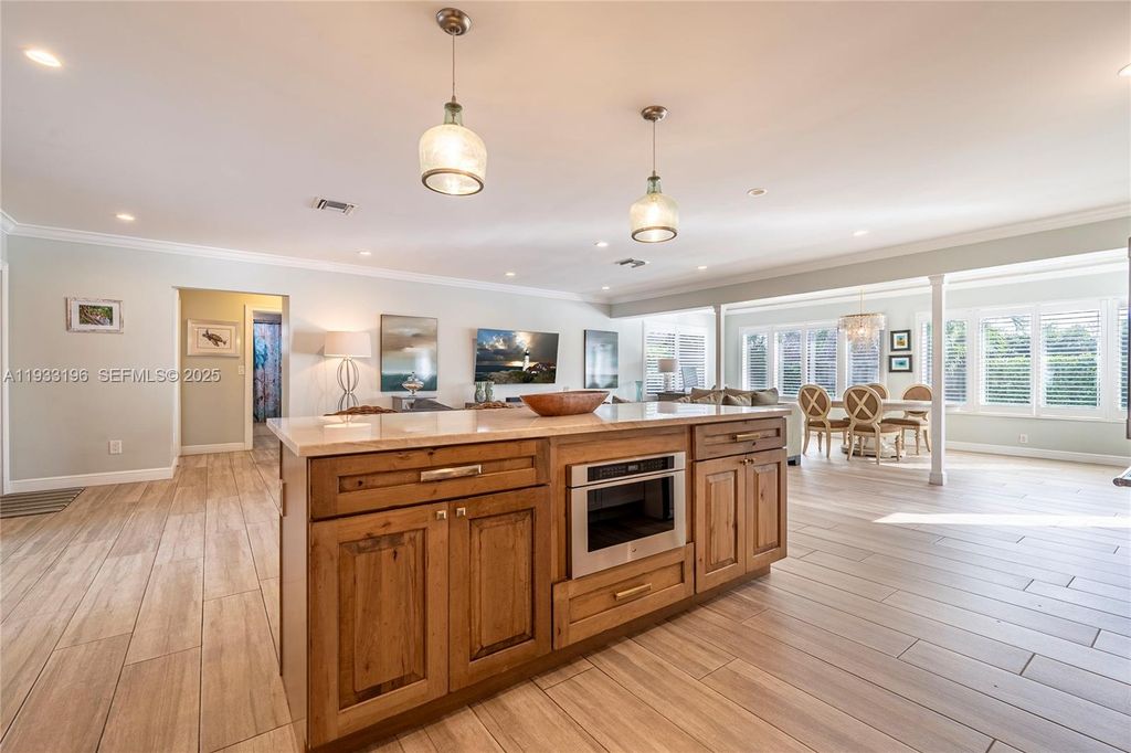 Image 20 of property listing at 2832 NE 34th St, Lighthouse Point, FL 33064