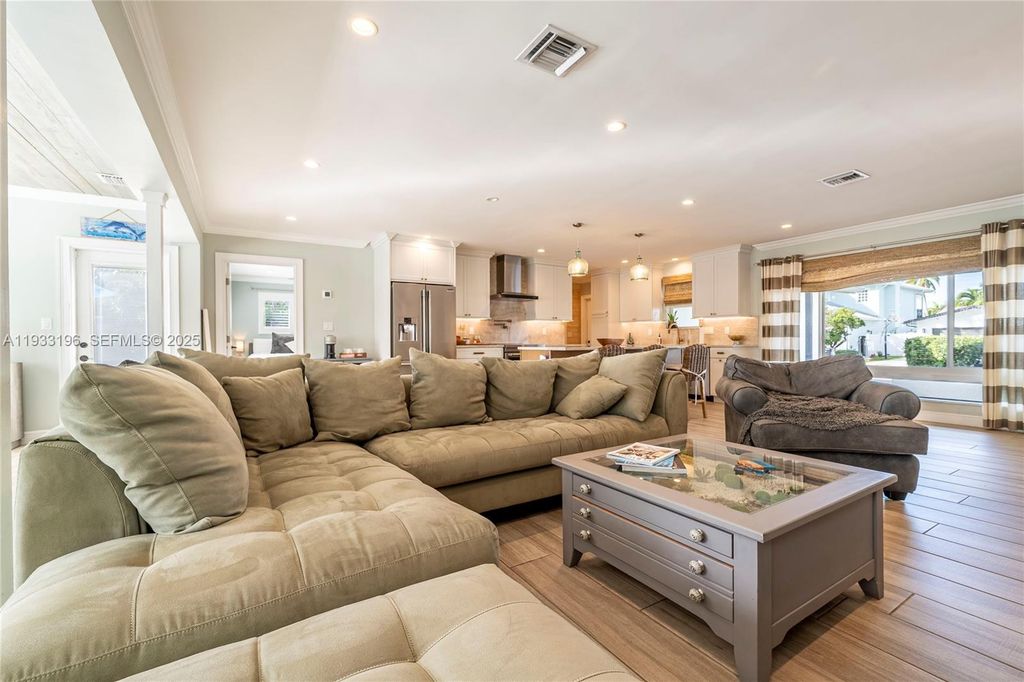 Image 26 of property listing at 2832 NE 34th St, Lighthouse Point, FL 33064