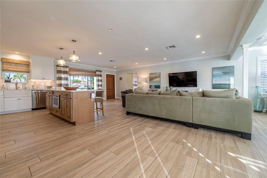 Image 27 of property listing at 2832 NE 34th St, Lighthouse Point, FL 33064