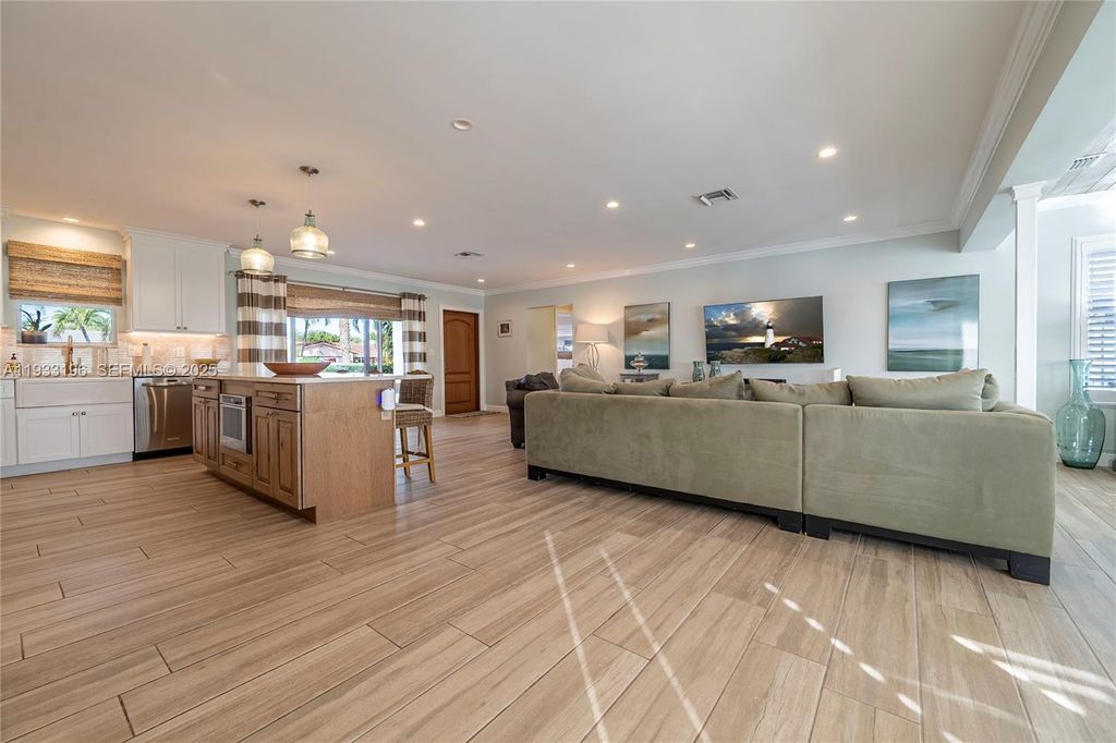 Image 28 of property listing at 2832 NE 34th St, Lighthouse Point, FL 33064