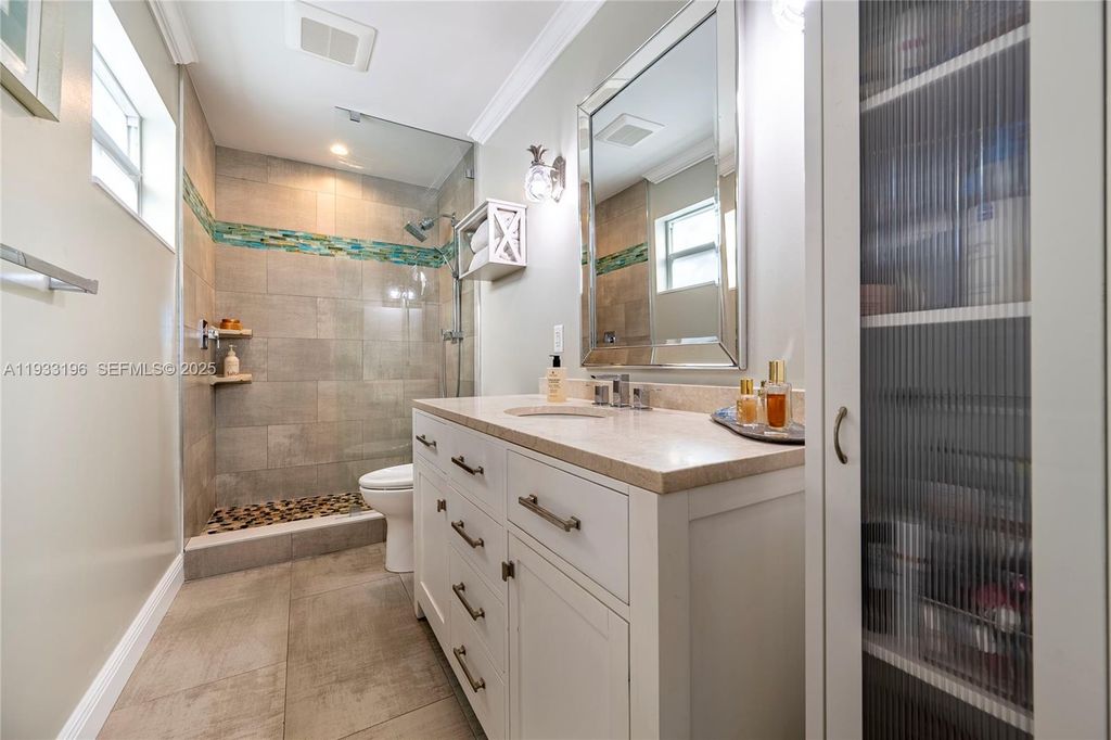 Image 34 of property listing at 2832 NE 34th St, Lighthouse Point, FL 33064