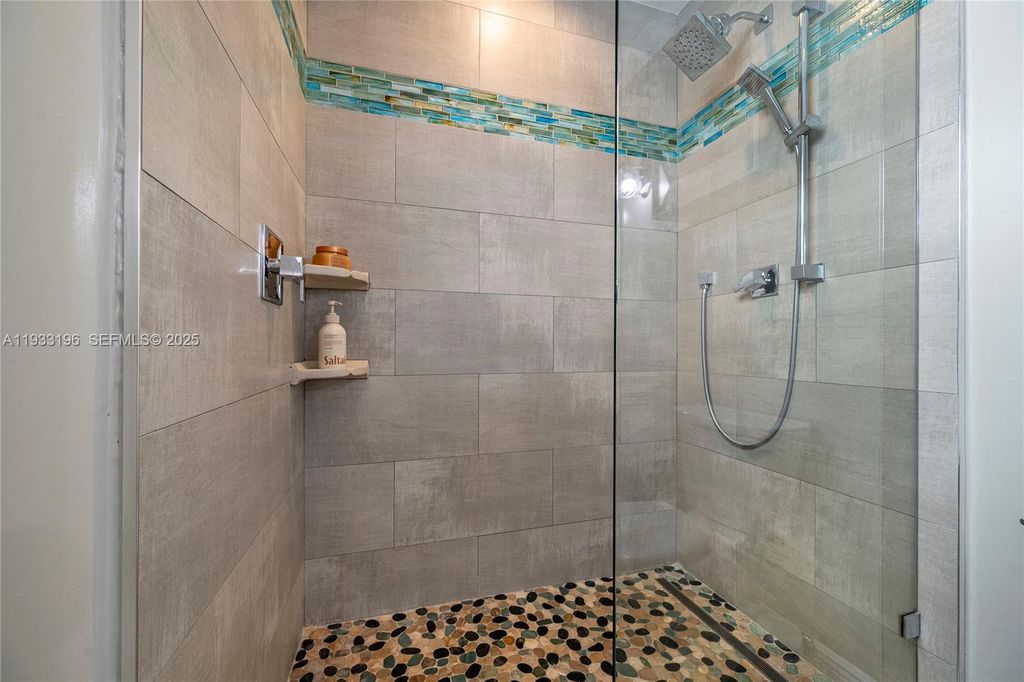 Image 35 of property listing at 2832 NE 34th St, Lighthouse Point, FL 33064