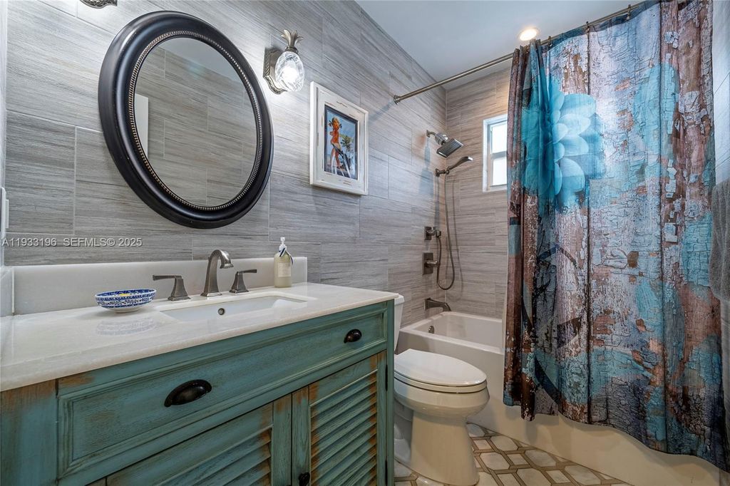 Image 43 of property listing at 2832 NE 34th St, Lighthouse Point, FL 33064