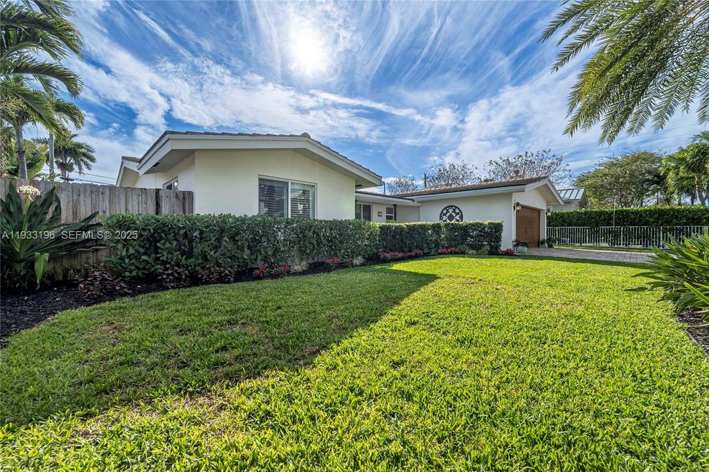 Image 5 of property listing at 2832 NE 34th St, Lighthouse Point, FL 33064