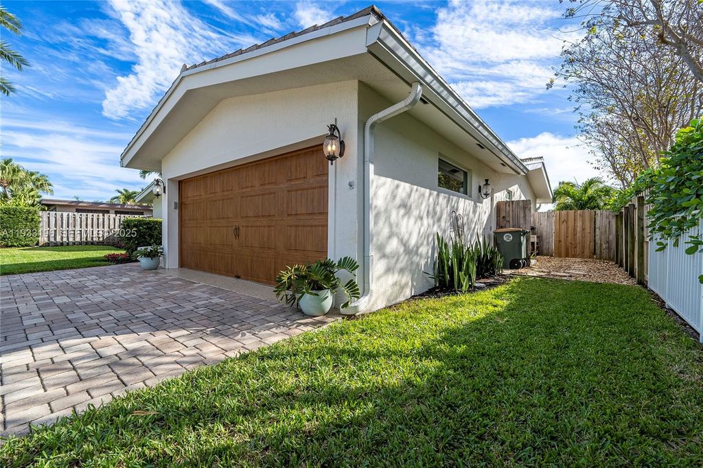 Image 52 of property listing at 2832 NE 34th St, Lighthouse Point, FL 33064