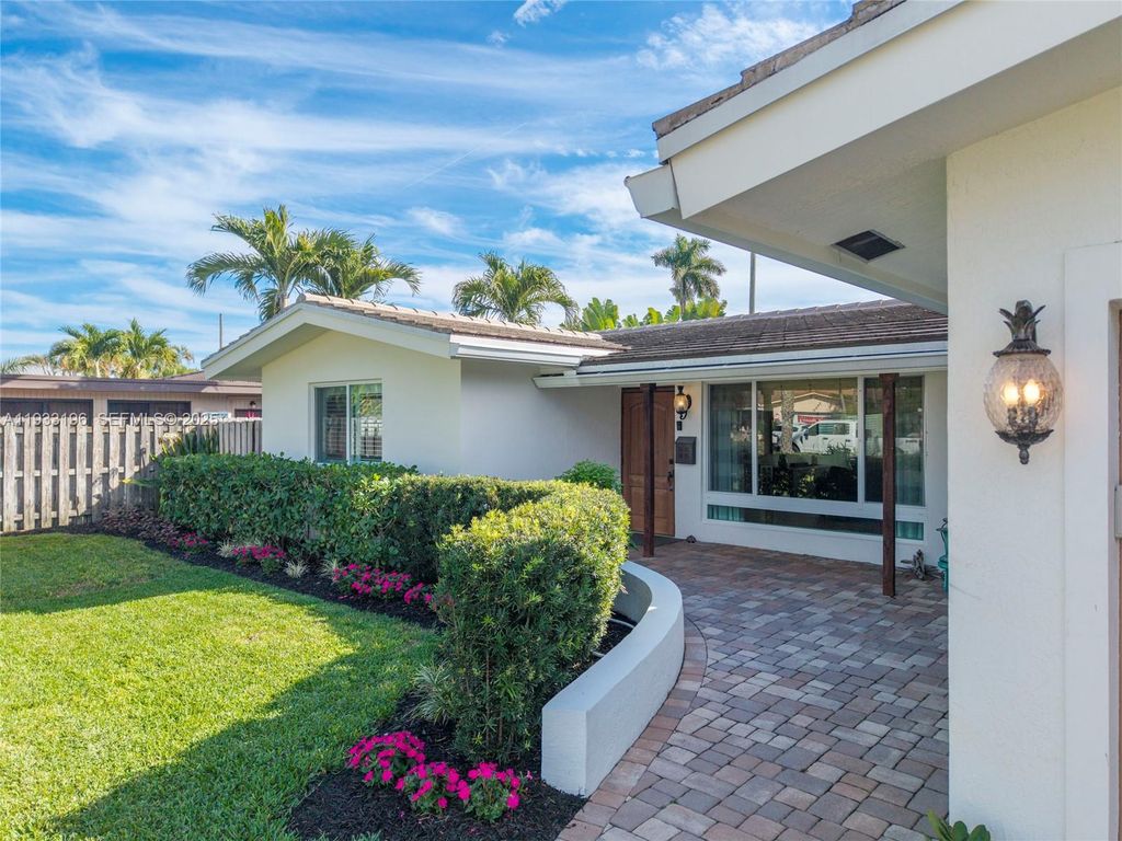 Image 6 of property listing at 2832 NE 34th St, Lighthouse Point, FL 33064