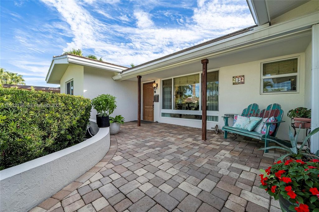 Image 7 of property listing at 2832 NE 34th St, Lighthouse Point, FL 33064