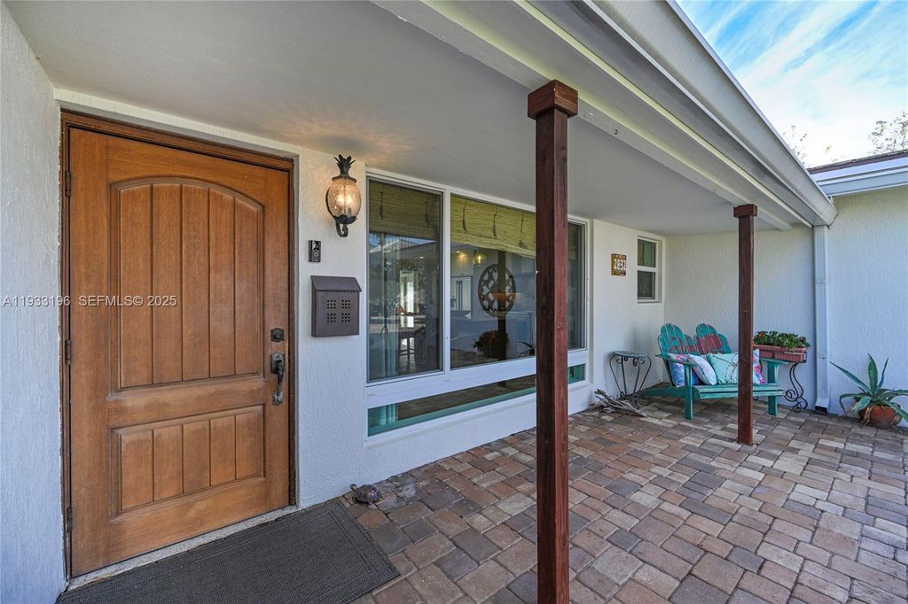 Image 8 of property listing at 2832 NE 34th St, Lighthouse Point, FL 33064