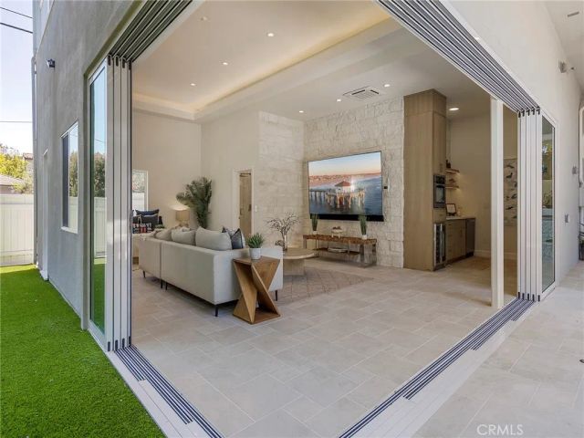 2300 John Street, Manhattan Beach, CA 90266