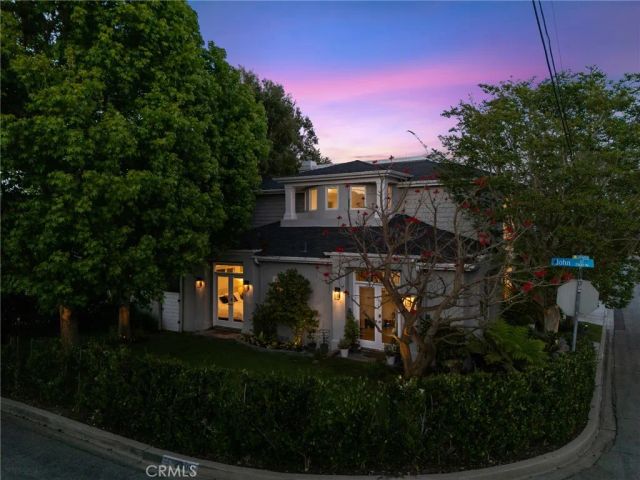 2300 John Street, Manhattan Beach, CA 90266