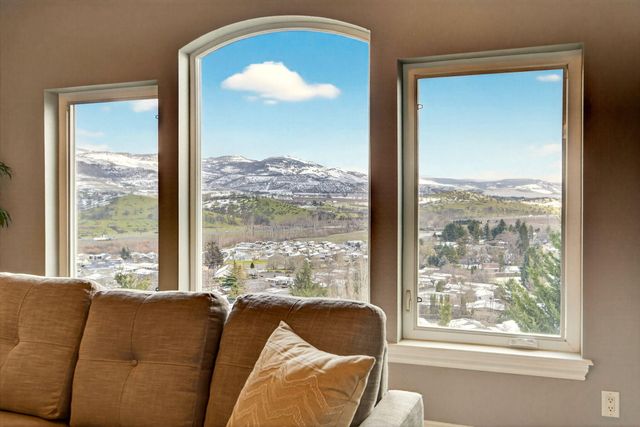 817 Amerman Drive, Phoenix, OR 97535