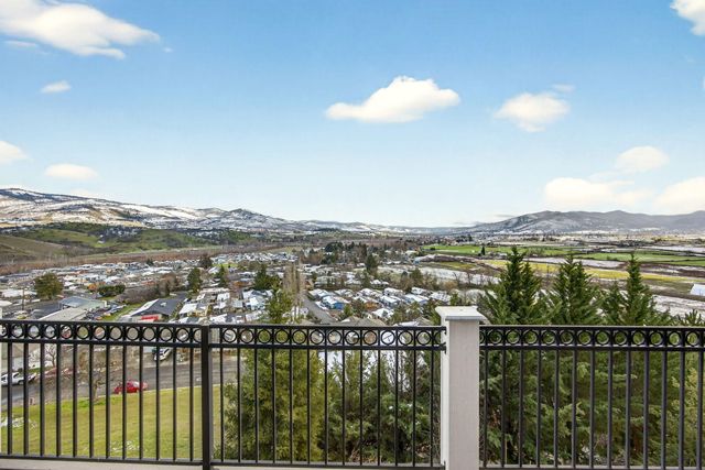 817 Amerman Drive, Phoenix, OR 97535