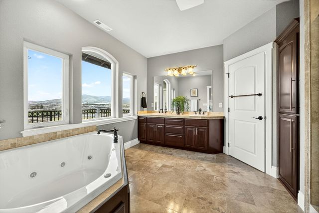 817 Amerman Drive, Phoenix, OR 97535