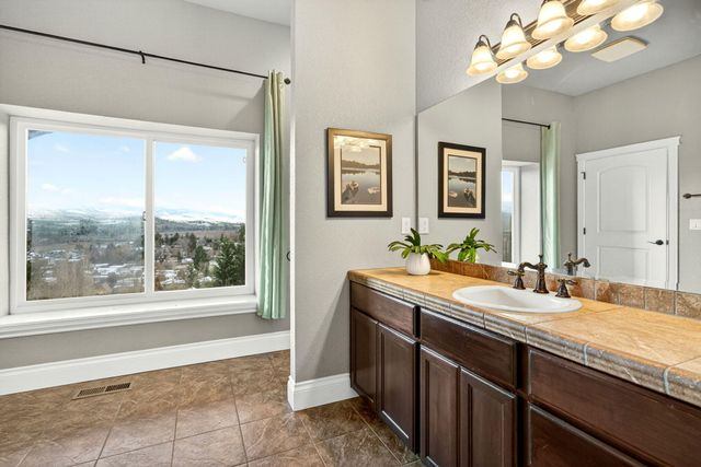 817 Amerman Drive, Phoenix, OR 97535