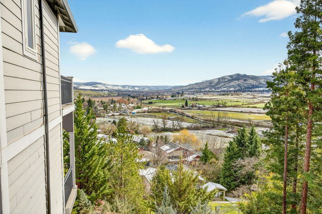 817 Amerman Drive, Phoenix, OR 97535