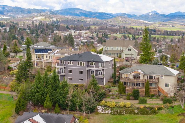 817 Amerman Drive, Phoenix, OR 97535