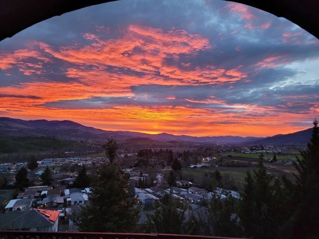 817 Amerman Drive, Phoenix, OR 97535