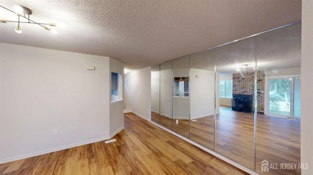 29 Chatham Square, Sayreville, NJ 08859