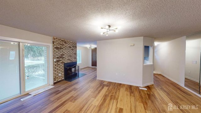 29 Chatham Square, Sayreville, NJ 08859