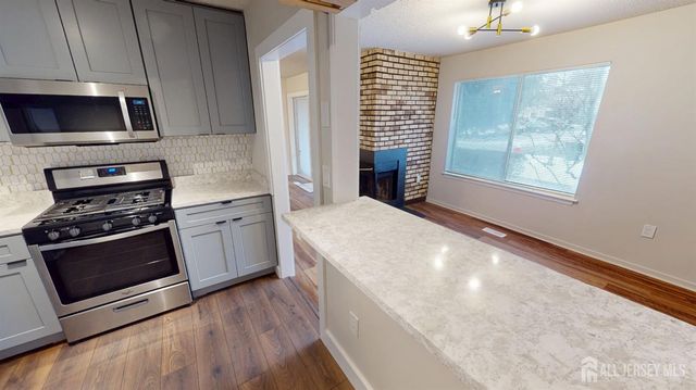 29 Chatham Square, Sayreville, NJ 08859