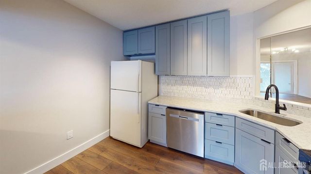 29 Chatham Square, Sayreville, NJ 08859