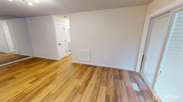 29 Chatham Square, Sayreville, NJ 08859