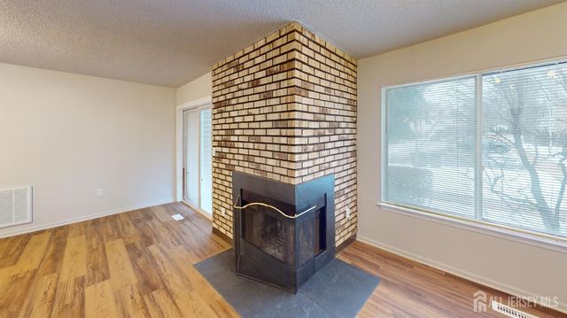 29 Chatham Square, Sayreville, NJ 08859