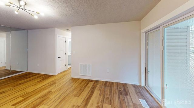 29 Chatham Square, Sayreville, NJ 08859