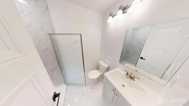 29 Chatham Square, Sayreville, NJ 08859