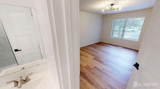 29 Chatham Square, Sayreville, NJ 08859