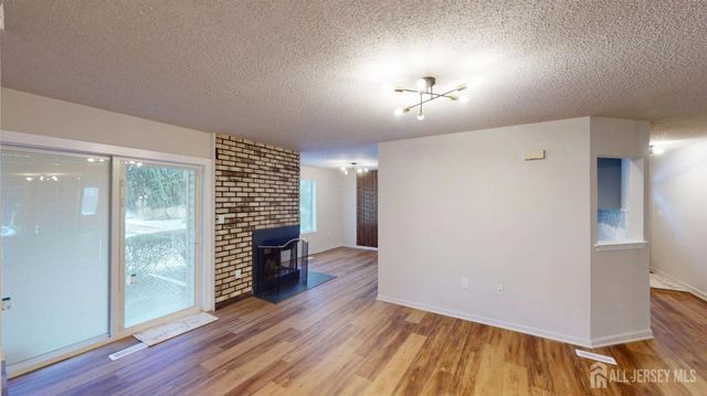 29 Chatham Square, Sayreville, NJ 08859