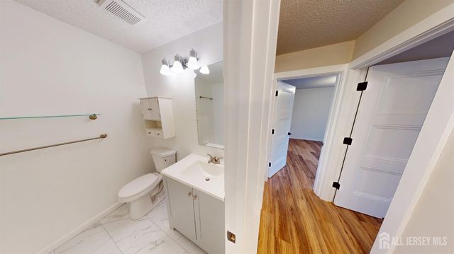 29 Chatham Square, Sayreville, NJ 08859