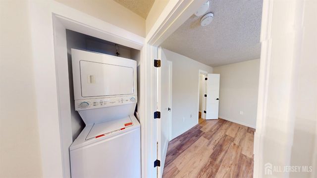 29 Chatham Square, Sayreville, NJ 08859