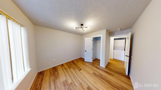 29 Chatham Square, Sayreville, NJ 08859