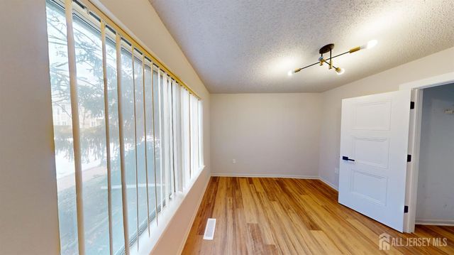 29 Chatham Square, Sayreville, NJ 08859