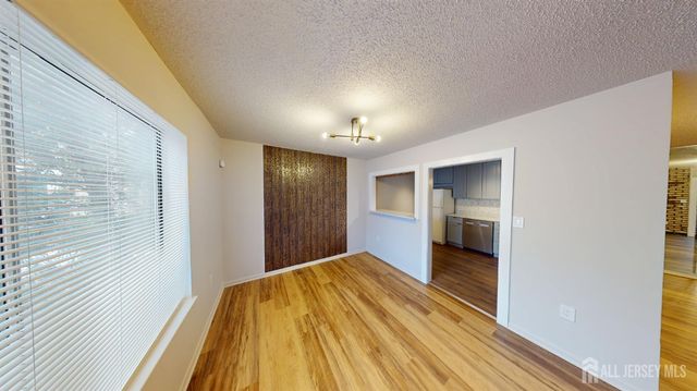 29 Chatham Square, Sayreville, NJ 08859