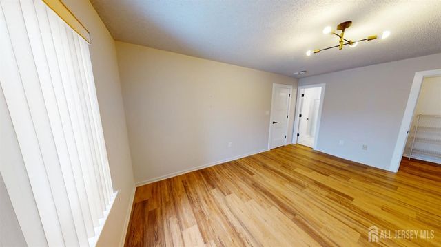 29 Chatham Square, Sayreville, NJ 08859