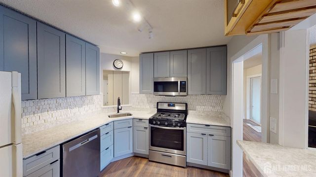 29 Chatham Square, Sayreville, NJ 08859