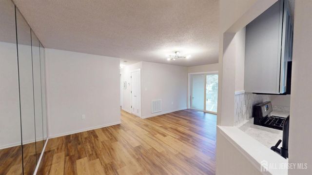 29 Chatham Square, Sayreville, NJ 08859