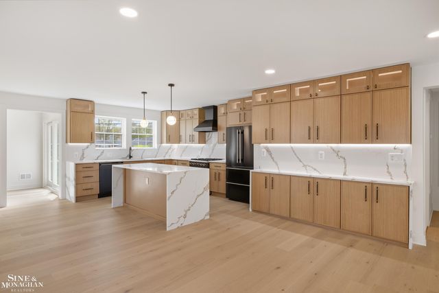 773 Hawthorne Road, Grosse Pointe Woods, MI 48236