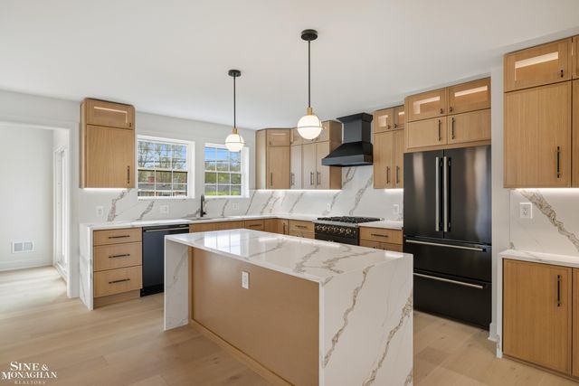 773 Hawthorne Road, Grosse Pointe Woods, MI 48236