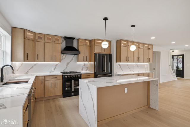 773 Hawthorne Road, Grosse Pointe Woods, MI 48236