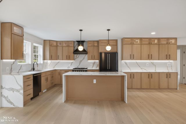 773 Hawthorne Road, Grosse Pointe Woods, MI 48236