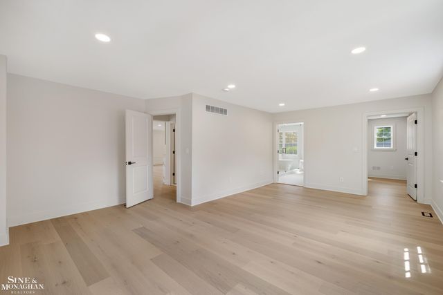 773 Hawthorne Road, Grosse Pointe Woods, MI 48236