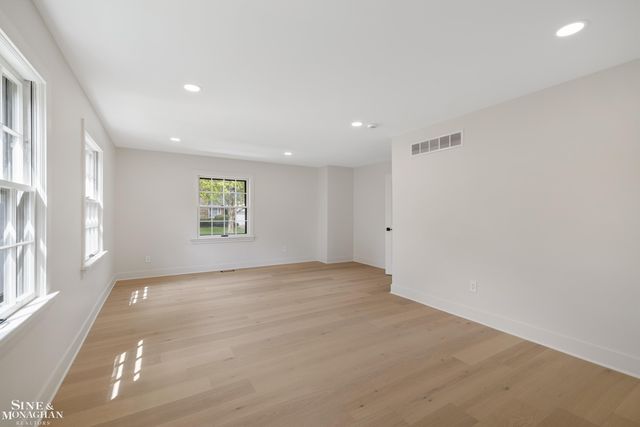 773 Hawthorne Road, Grosse Pointe Woods, MI 48236