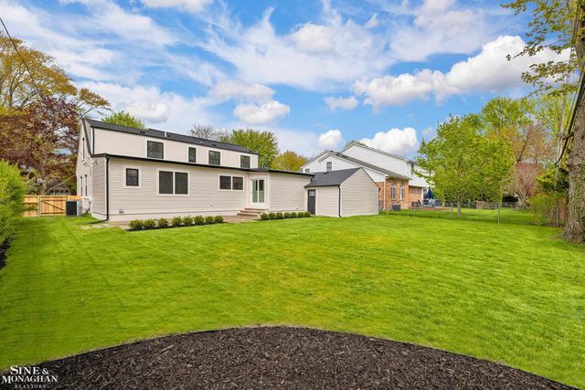 773 Hawthorne Road, Grosse Pointe Woods, MI 48236